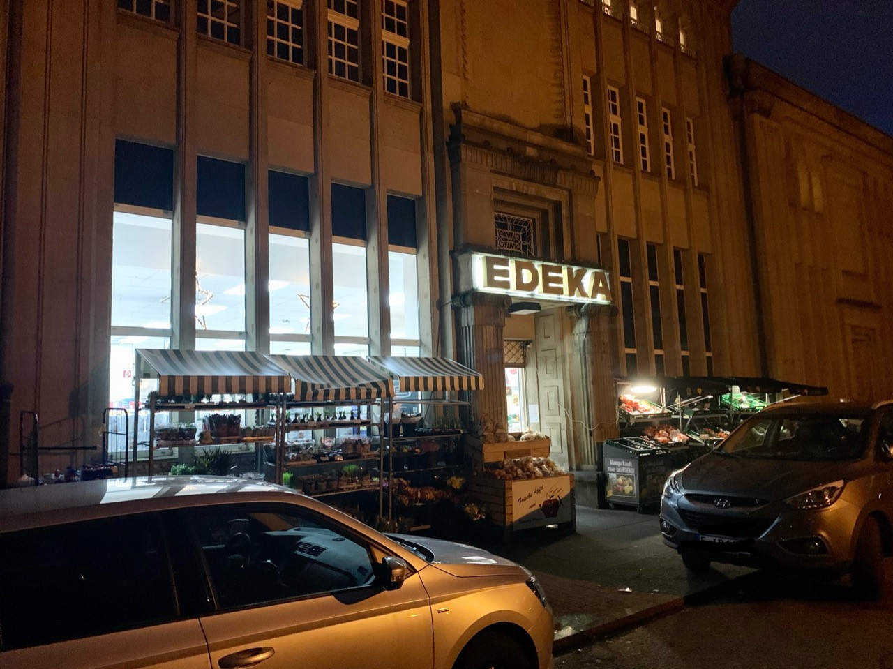 Eingang und Außenauslage des bestehenden EDEKA-Marktes am Kleinen Markt bei Nacht