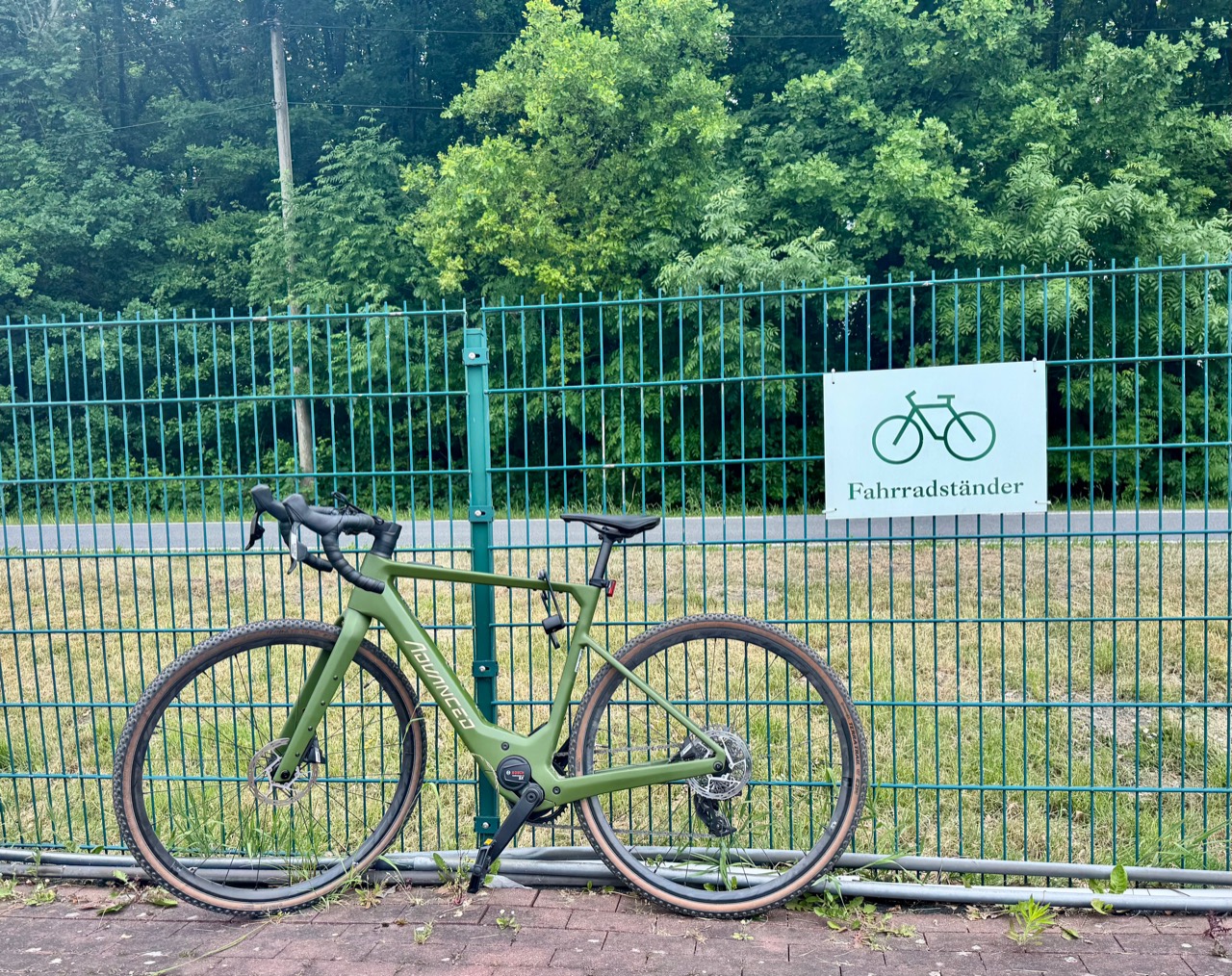 Fahrrad an einem ausgewiesenen Fahrradständer auf der Margarethenhöhe
