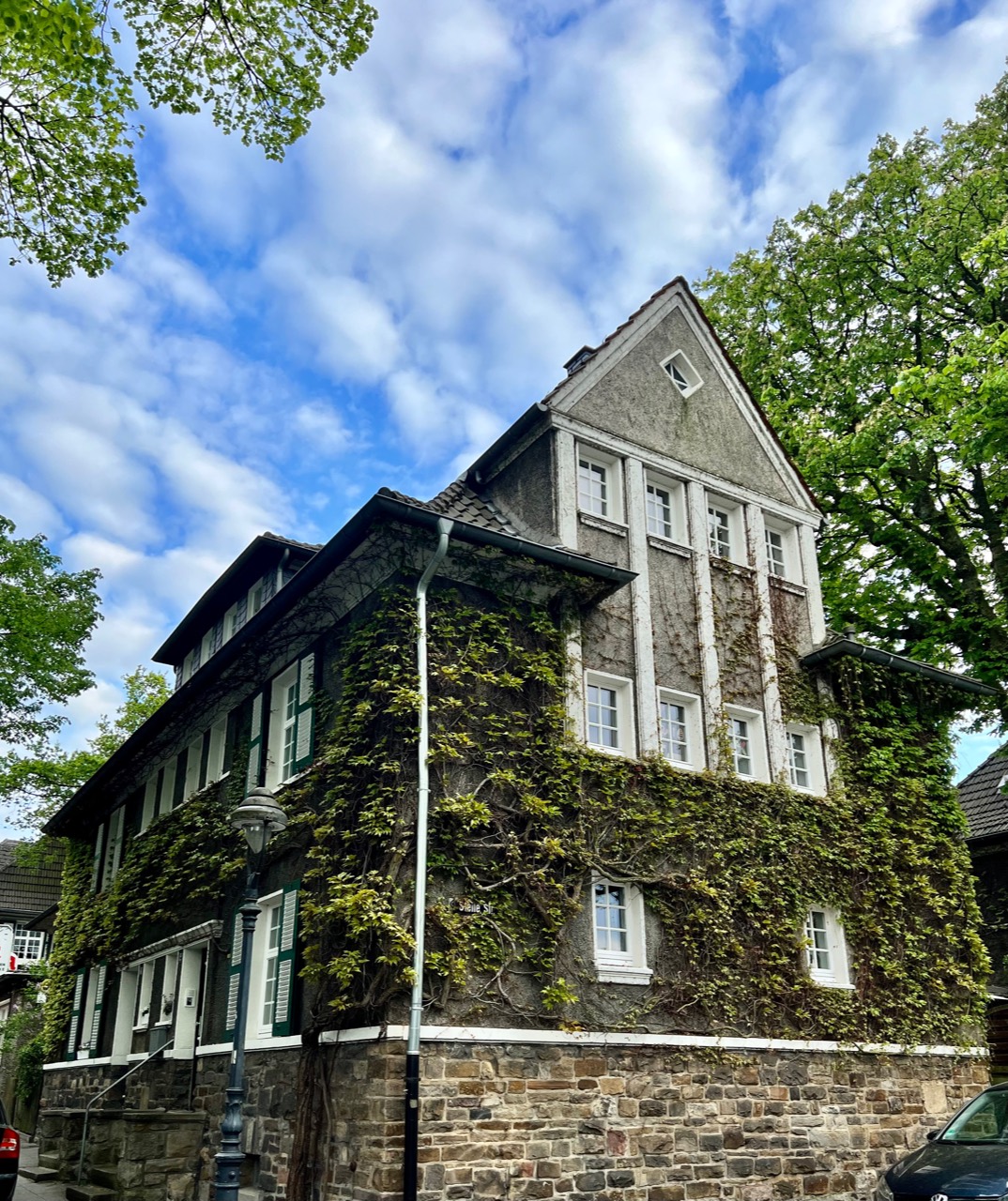 Hohes historisches Giebelhaus mit begrünter Fassade auf der Margarethenhöhe