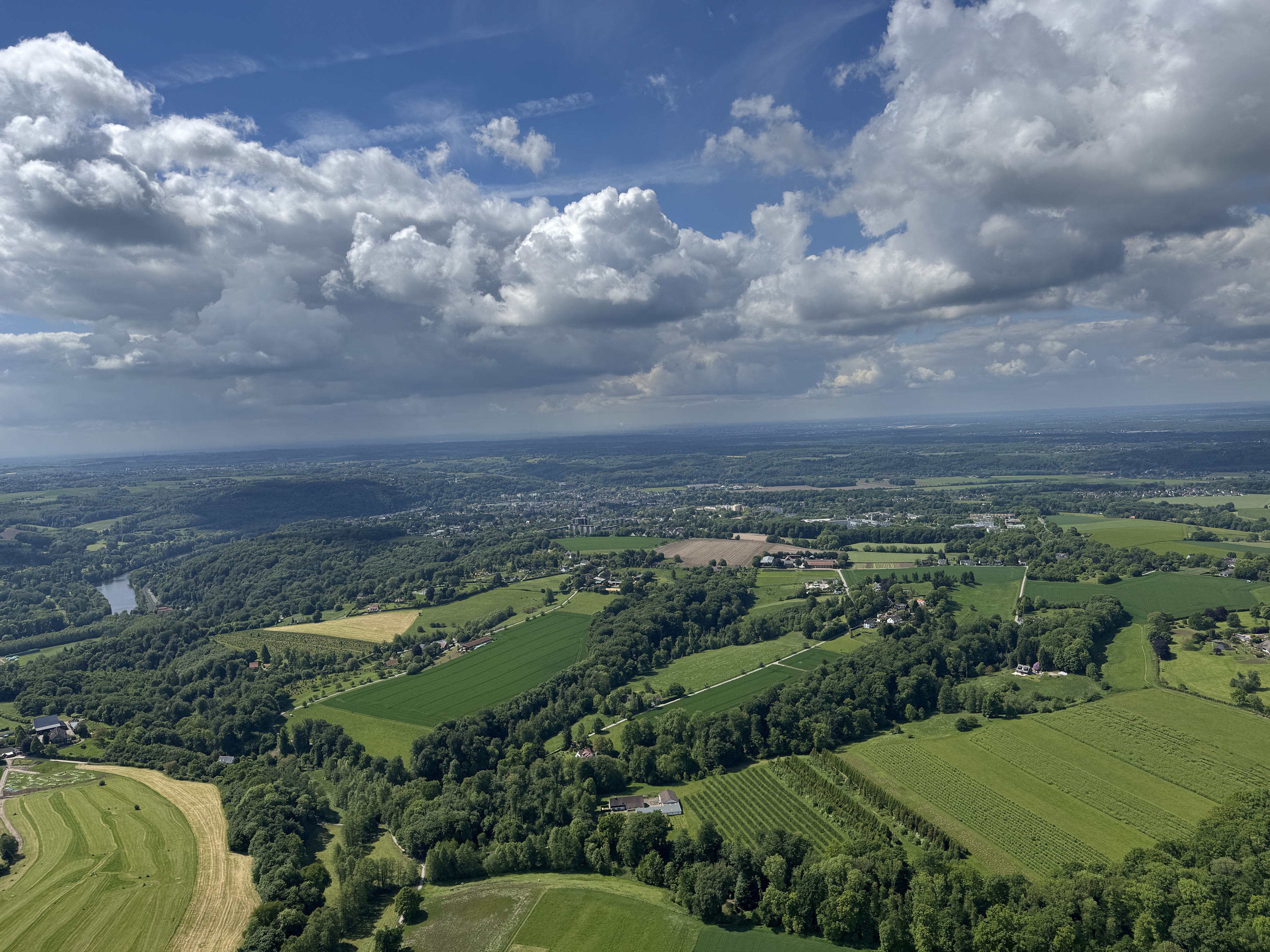 Blick bei einem Zeppelinrundflug über das grüne Essen in Richtung Zollverein