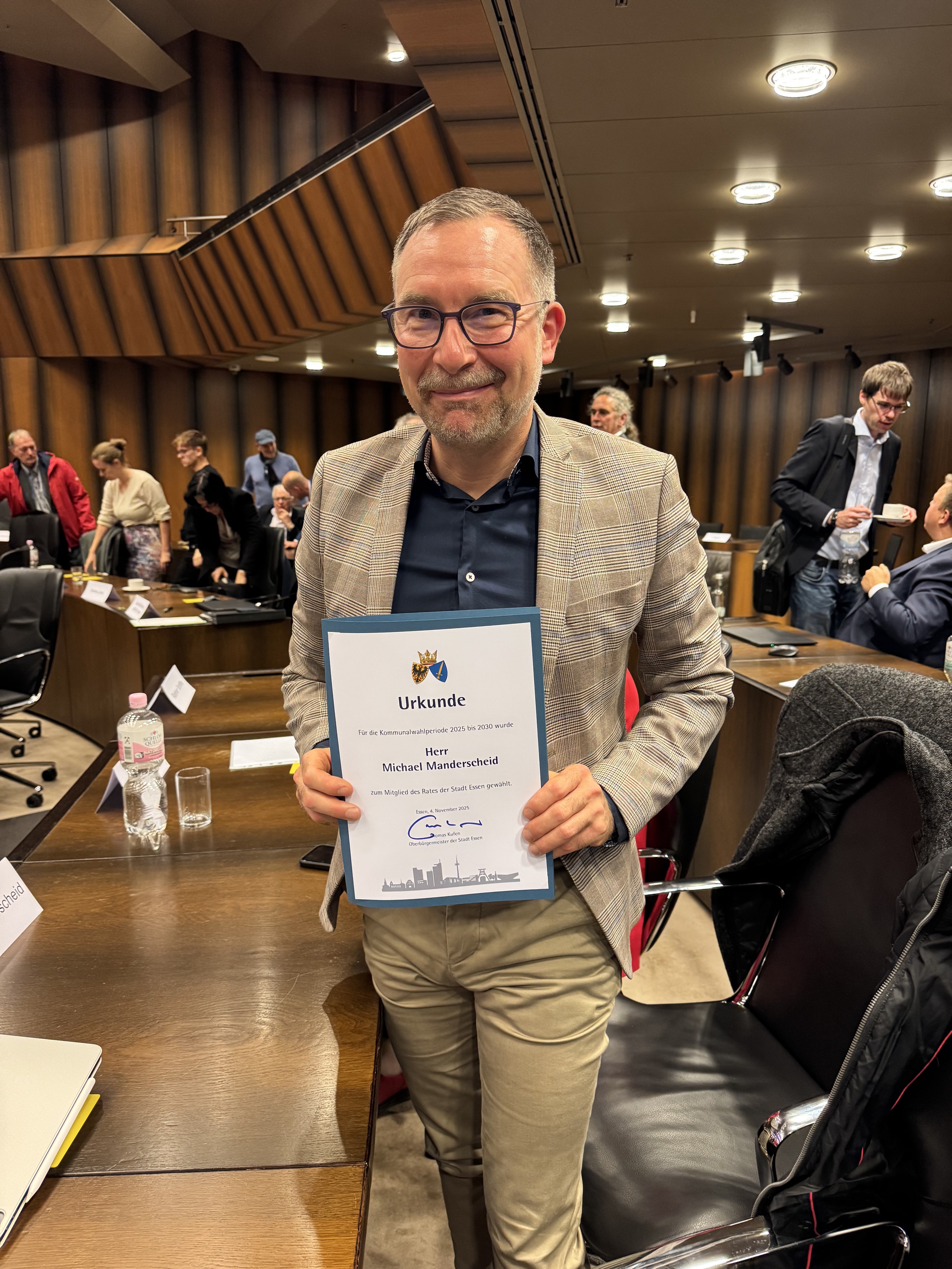 Michael Manderscheid mit der Urkunde zur Wahl in den Rat der Stadt Essen