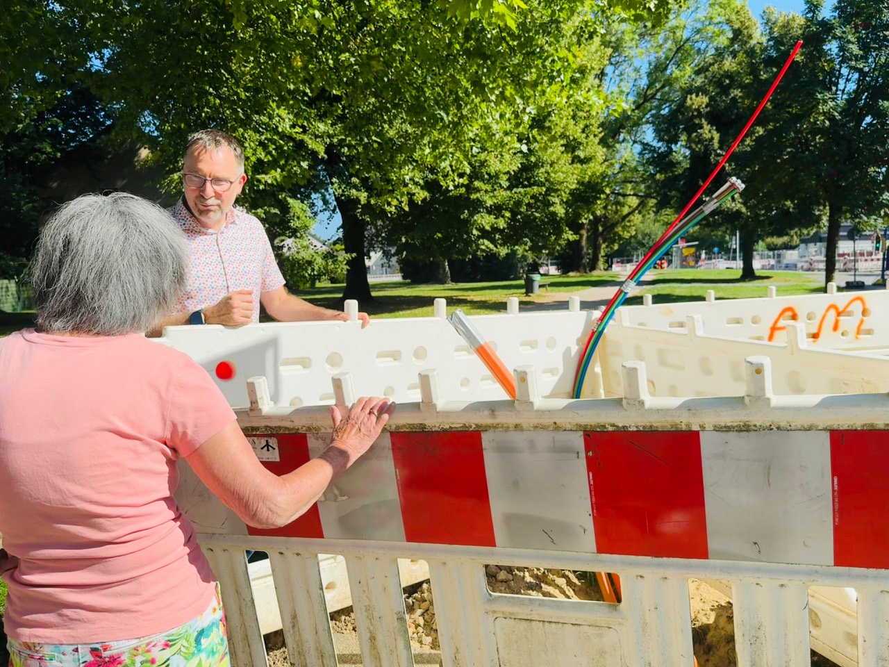Michael Manderscheid im Gespräch an einer Glasfaserbaustelle